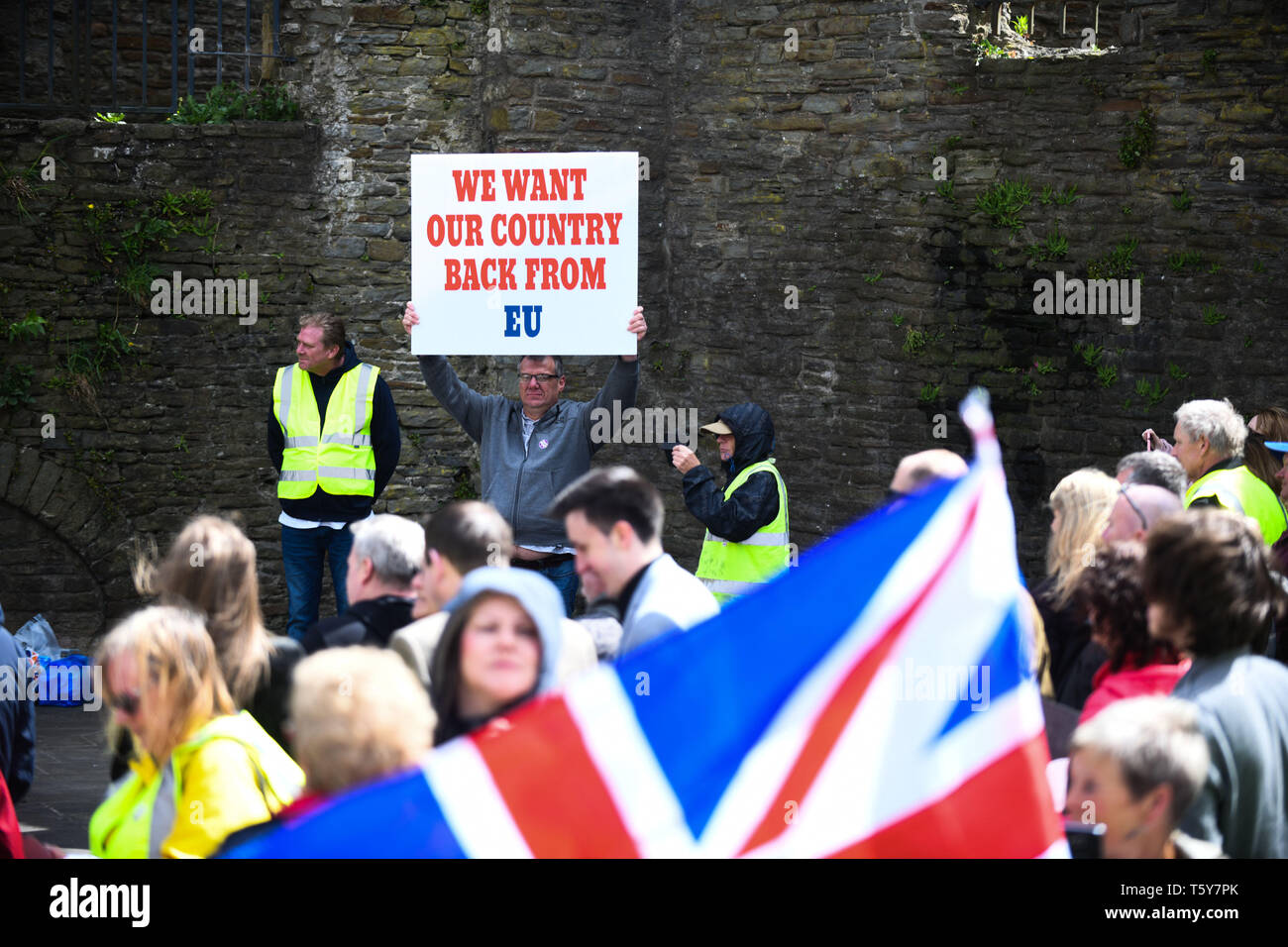 Swansea, Pays de Galles, Royaume-Uni. Samedi 27 avril 2019. Pro-Brexit partisans du parti politique, le Mouvement pour la Grande-Bretagne sont illustrés lors d'une manifestation à Swansea, Pays de Galles du sud. Le groupe a pris de la rue de la ville pour exprimer leur frustration face à la position des gouvernements britanniques sur Brexit. Crédit photo : Robert Melen/Alamy Live News Banque D'Images