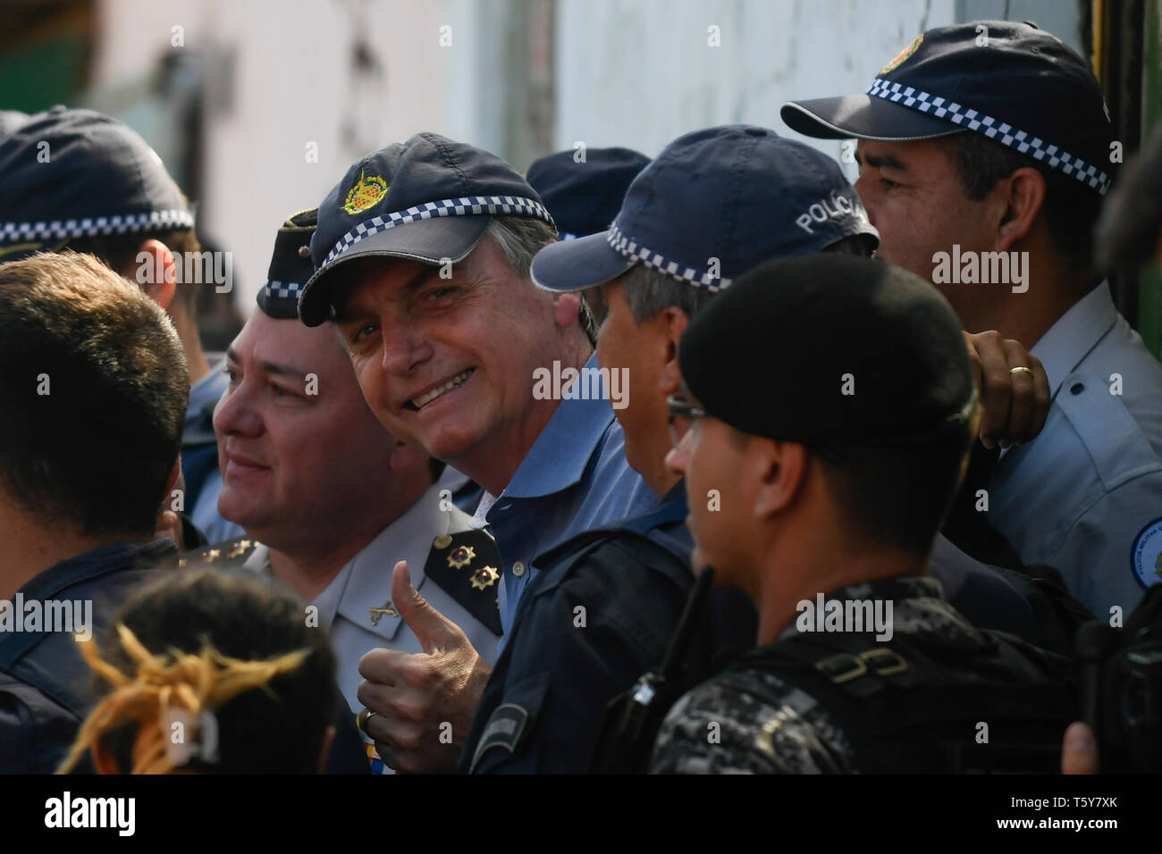 Brasilia - 04/27/2019 - Bolsonaro ressemble à Yasmin - Bolsonaro Jaïr, Président de la République, ce samedi 27 avril, lors d'une visite à Yasmin Alves à son domicile de la ville satellite de structure. Photo : Mateus Bonomi / AGIF Banque D'Images