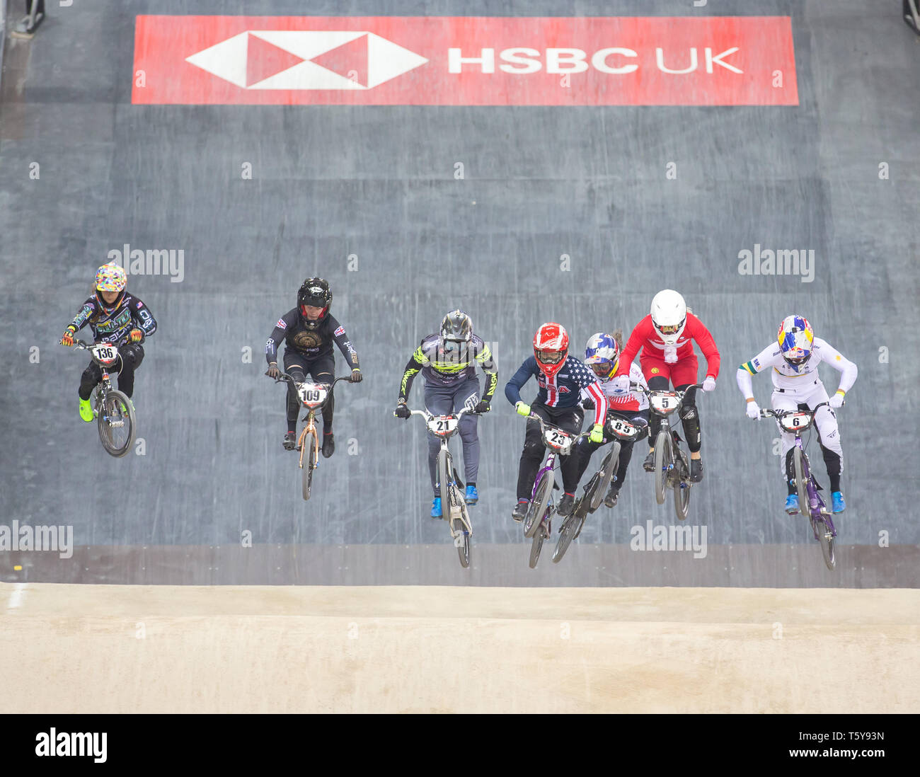 Manchester, UK. 27 avril 2019, Centre National de cyclisme, Manchester, Angleterre ; UCI BMX Supercross World Cup, jour 1 ; Felicia Stancil conduit Lauren Reynolds dans sa chaleur Banque D'Images