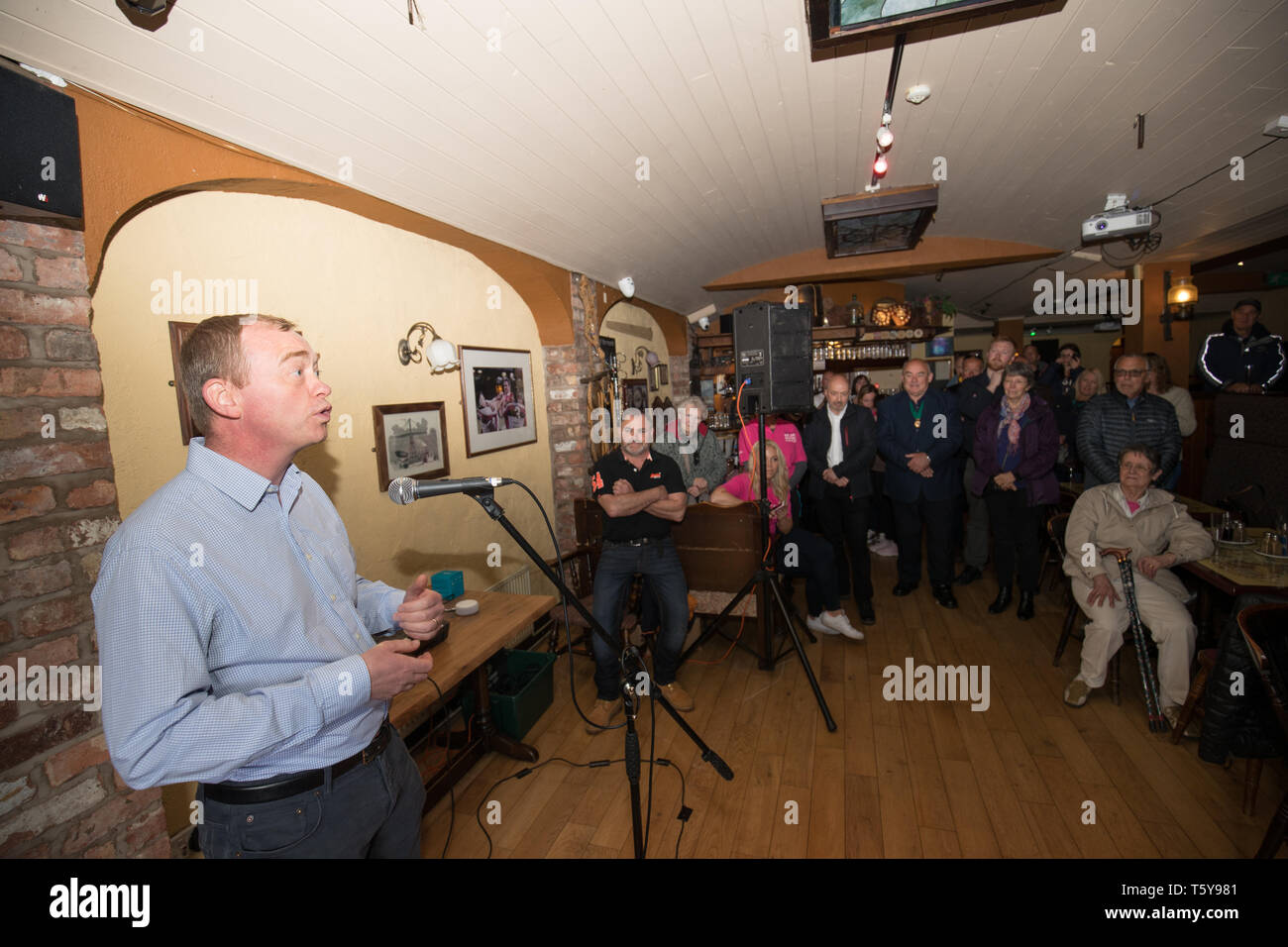 Cumbria UK 27 avril 2019 lac de Windermere. Tim Farron aidant à promouvoir la collecte de fonds pour la recherche sur le cancer nouvelles excursions en bateau où à chaque voyage €10,00 est donné . Cible pour l'année £10k:Crédit Shoosmith/Alamy Live News Crédit : Gordon Shoosmith/Alamy Live News Banque D'Images