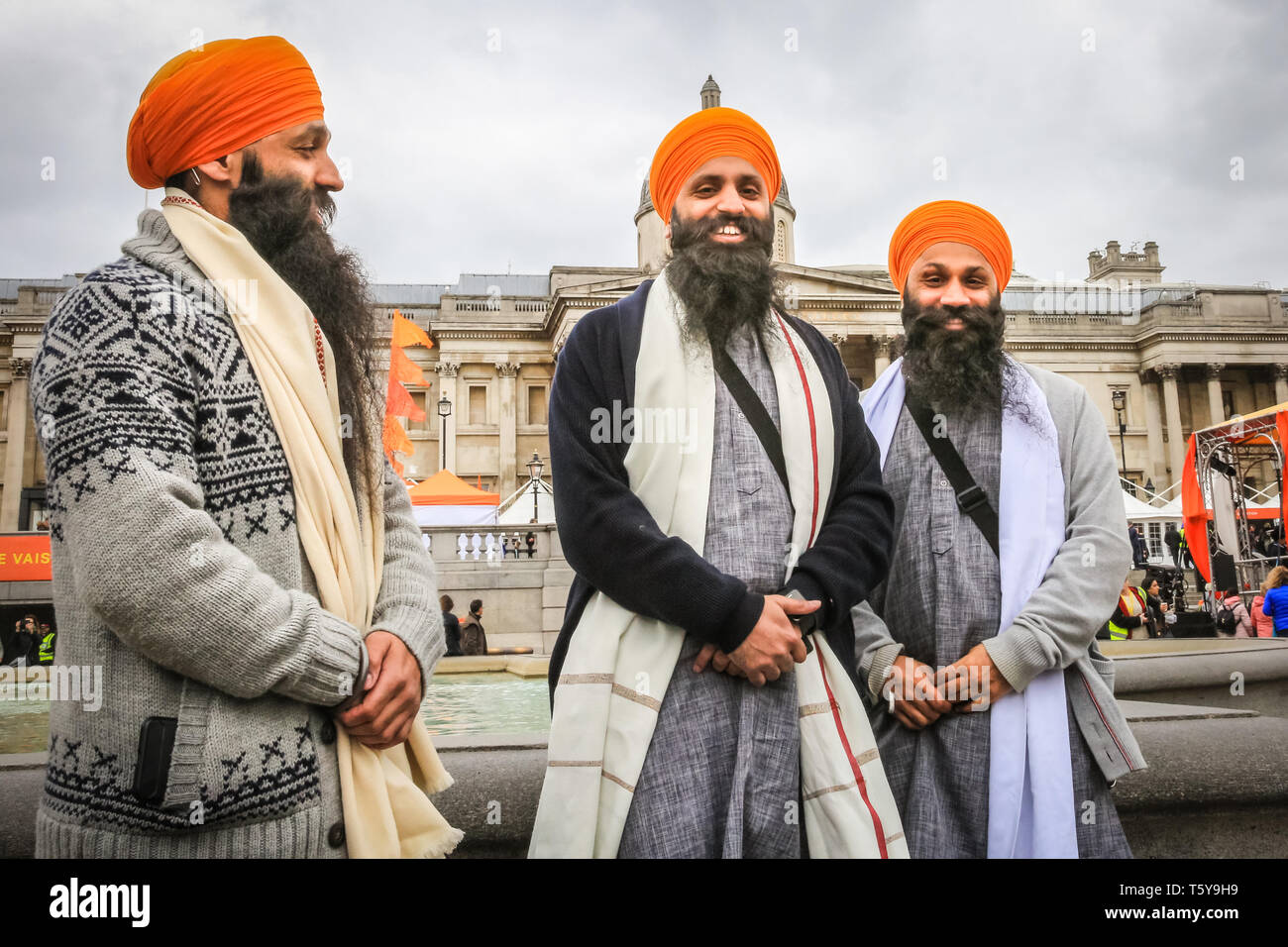 Trafalgar Square, Londres, Royaume-Uni, 27 avril 2019. Trois messieurs en turban sikh et tenue traditionnelle profiter de leur journée au festival. Le Vaisakhi Festival, une célébration de la culture et du patrimoine sikh est de nouveau ramené à Trafalgar Square. Faits saillants : la scène colorée de kirtan et musique dharmique, ainsi que de la nourriture et des démonstrations culinaires. Credit : Imageplotter/Alamy Live News Banque D'Images