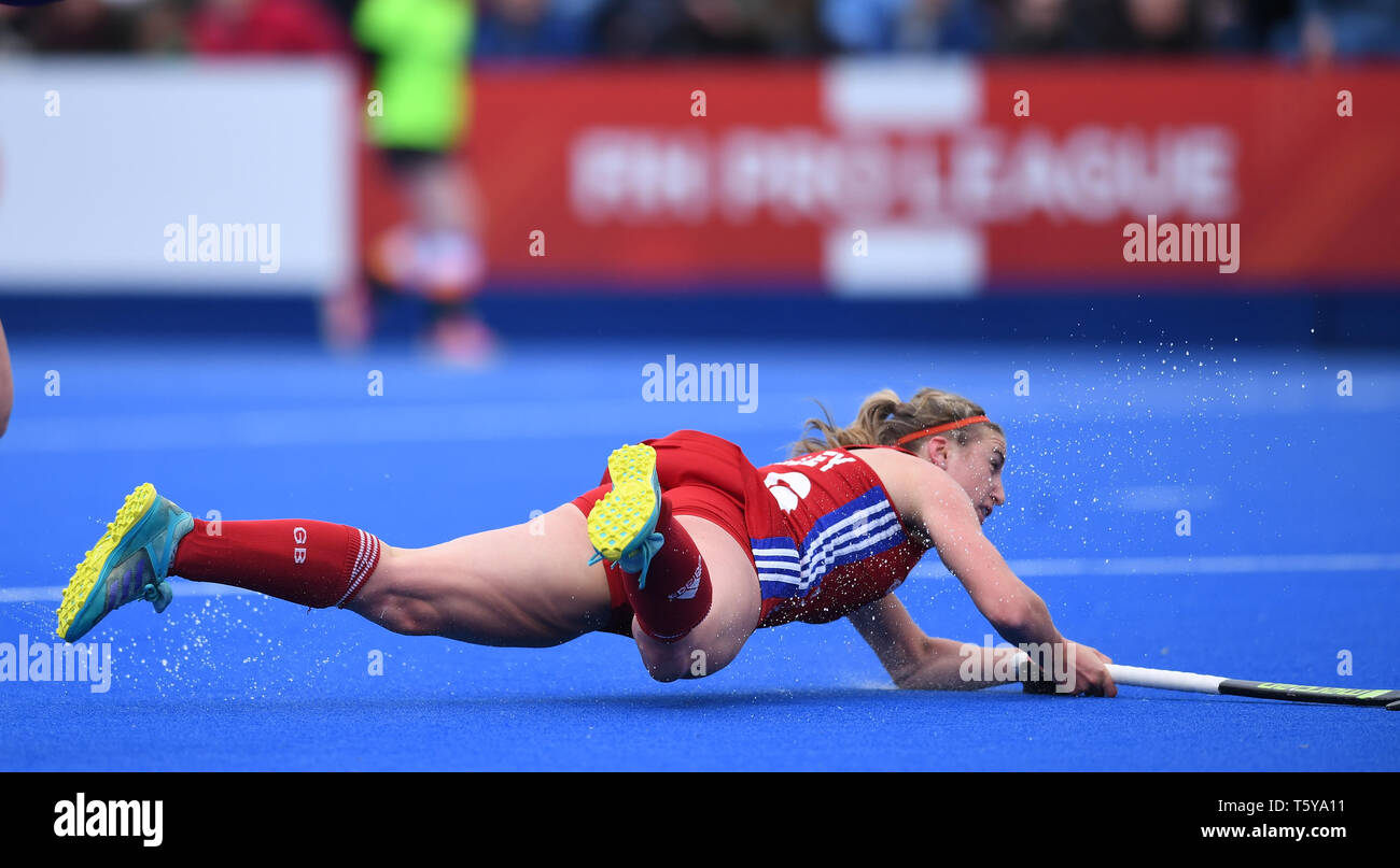 Londres, Royaume-Uni. 27 avril 2019, Lee Valley Hockey et Tennis Centre, Londres, Angleterre ; Mesdames FIH Pro Hockey Ligue, Grande-Bretagne v USA ; Lily Owsley d'Angleterre tire au but Banque D'Images