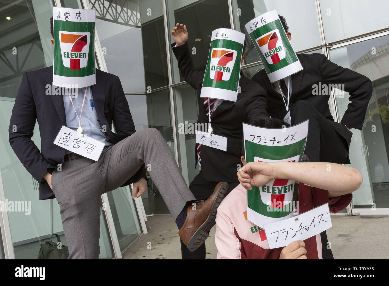 Chiba, Japon. Apr 27, 2019. Les cosplayeurs posent pour une photo pendant la Niconico Chokaigi festival à Makuhari Messe Convention Center. Niconico Chokaigi annuel est organisé par le plus grand site de vidéos Niconico social pour créer du Niconico monde virtuel dans la vie réelle. L'exposition réunit des artistes de la culture traditionnelle japonaise, de jeux vidéo, anime les créateurs, les musiciens de j-pop et cosplayers. Demande d'organisateurs d'attirer 150 000 visiteurs durant les deux jours de festival. Credit : Rodrigo Reyes Marin/ZUMA/Alamy Fil Live News Banque D'Images