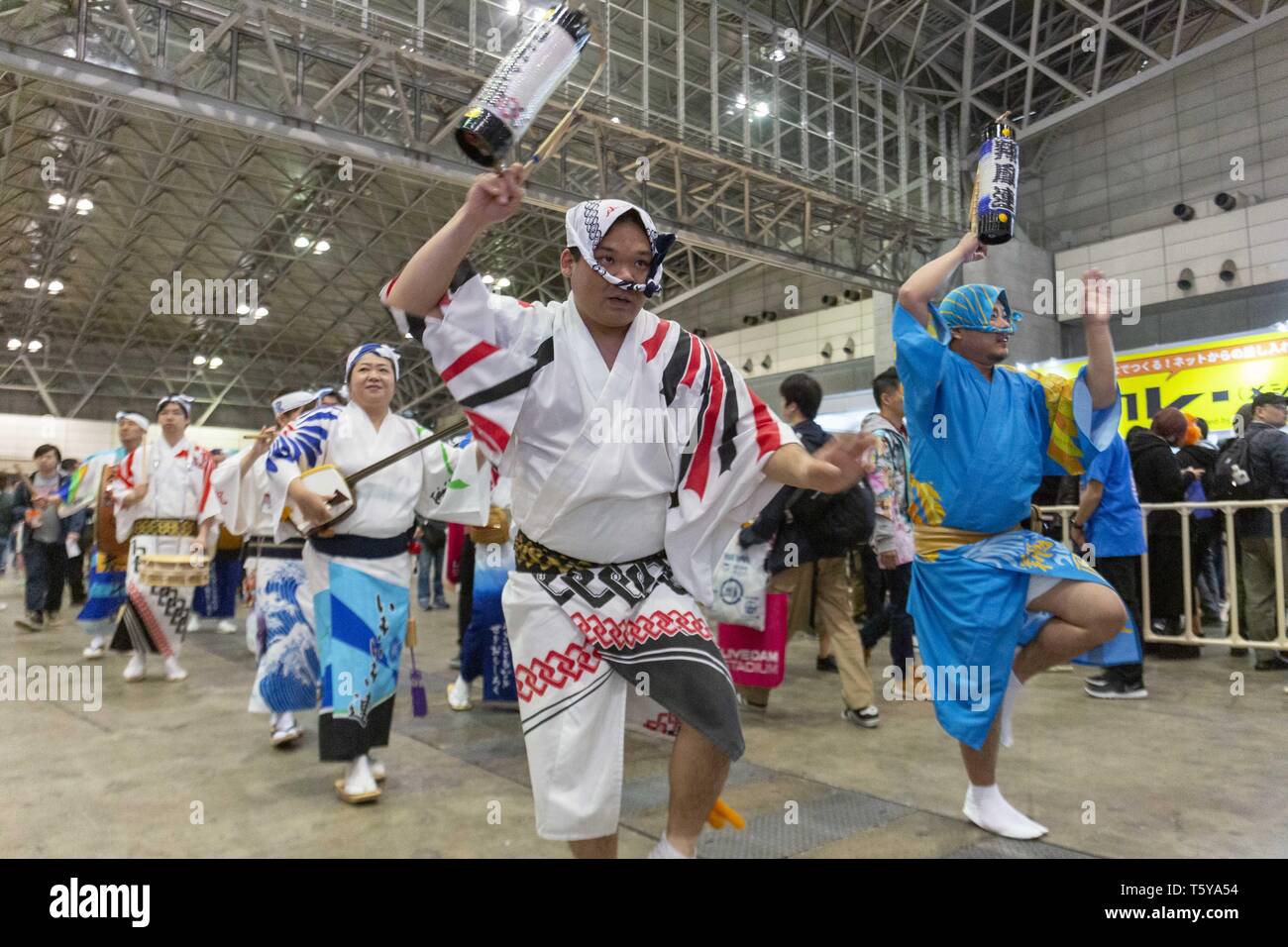 Chiba, Japon. Apr 27, 2019. Les spectacles de danse au cours de l'Eisa Niconico Chokaigi festival à Makuhari Messe Convention Center. Niconico Chokaigi annuel est organisé par le plus grand site de vidéos Niconico social pour créer du Niconico monde virtuel dans la vie réelle. L'exposition réunit des artistes de la culture traditionnelle japonaise, de jeux vidéo, anime les créateurs, les musiciens de j-pop et cosplayers. Demande d'organisateurs d'attirer 150 000 visiteurs durant les deux jours de festival. Credit : Rodrigo Reyes Marin/ZUMA/Alamy Fil Live News Banque D'Images