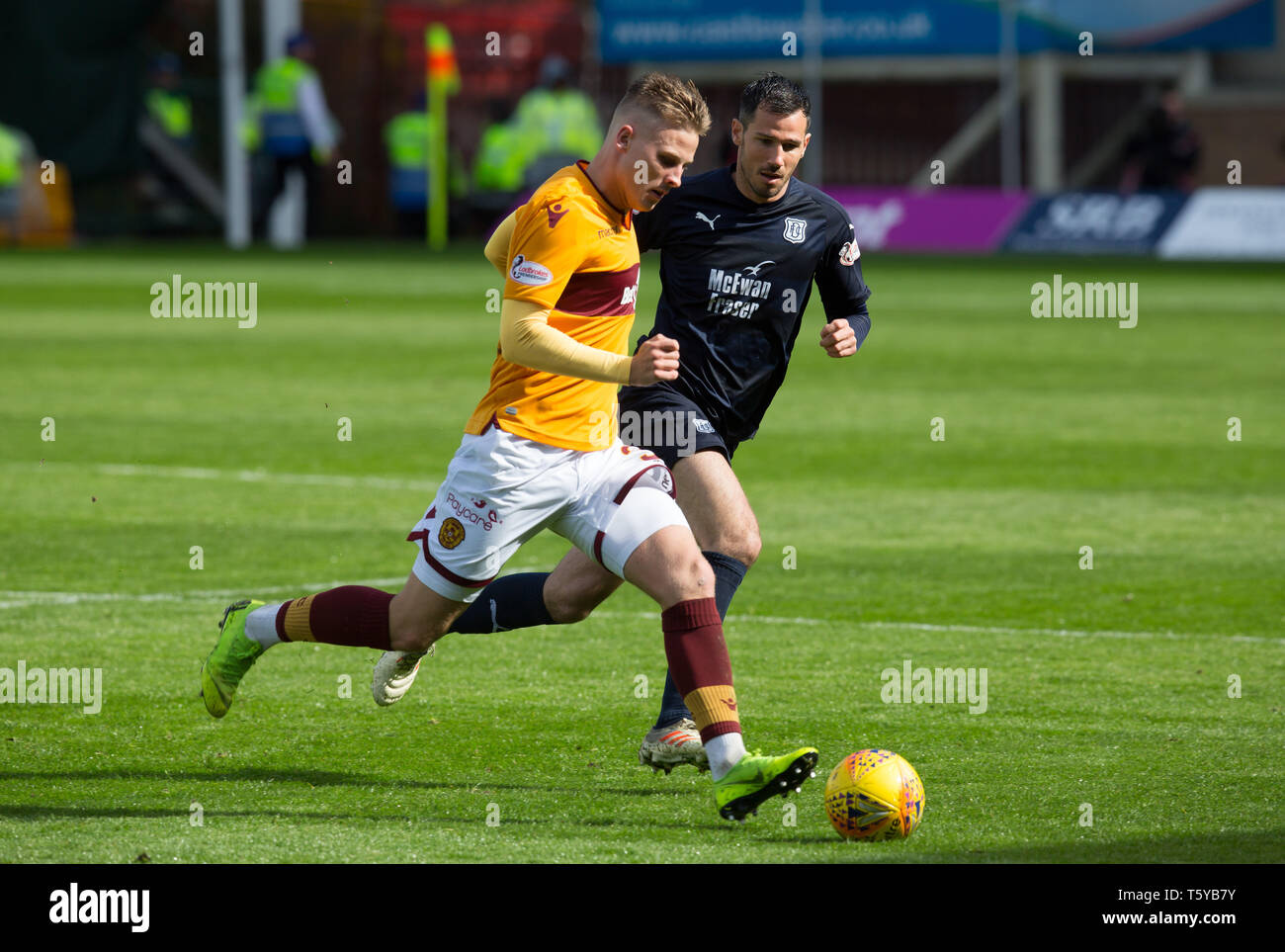 Fir Park, Motherwell, UK. Apr 27, 2019. Ladbrokes, Motherwell football Premiership contre Dundee ; James Scott de Motherwell et Ryan McGowan de Dundee : Action Crédit Plus Sport/Alamy Live News Banque D'Images