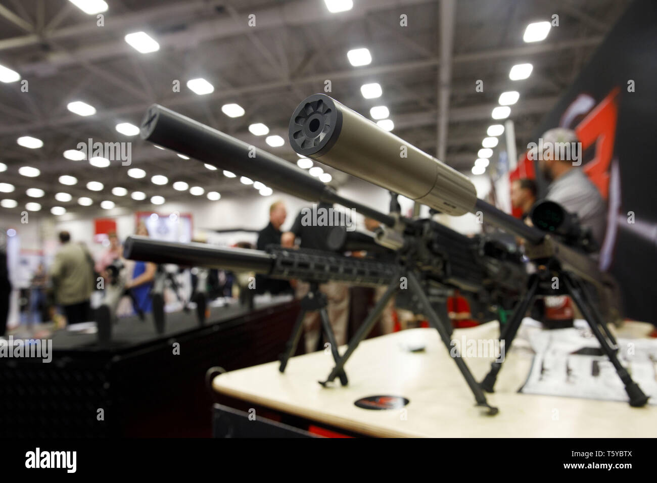 Dallas, Texas, USA. 4 mai, 2018. Parasurtenseurs, également connu comme les silencieux, s'affichent au Silencio répression Systems stand lors de la National Rifle Association (NRA) Réunion annuelle le vendredi 4 mai 2018 à Dallas, Texas. © 2018 Patrick T. Fallon Crédit : Patrick Fallon/ZUMA/Alamy Fil Live News Banque D'Images