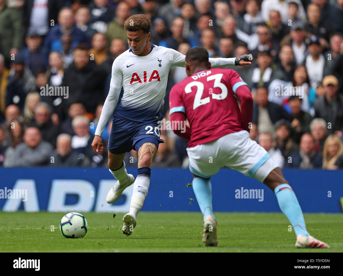 Stade de White Hart Lane, Londres, Angleterre, Royaume-Uni, 27 avril 2019. Le milieu de terrain de Tottenham Alli Dele et Issa Diop defender pour West Ham en concurrence pour le bal au cours de la Barclays Premier League match entre Tottenham Hotspur et West Ham Utd à White Hart Lane Stadium, Londres en Angleterre, le 27 avril 2019. Banque D'Images