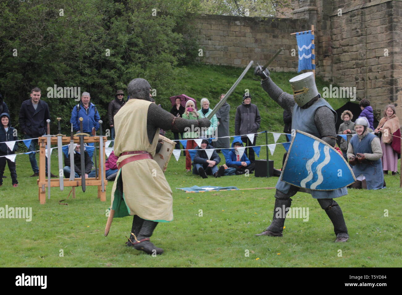 Morpeth, UK, 27 avril, 2019. Tournoi de Combat du chevalier médiéval présenté par l'aube de la Chevalerie à Morpeth Château partie de la Northumbrie Morpeth Rassemblement. Credit : DavidWhinham/Alamy Live News Banque D'Images