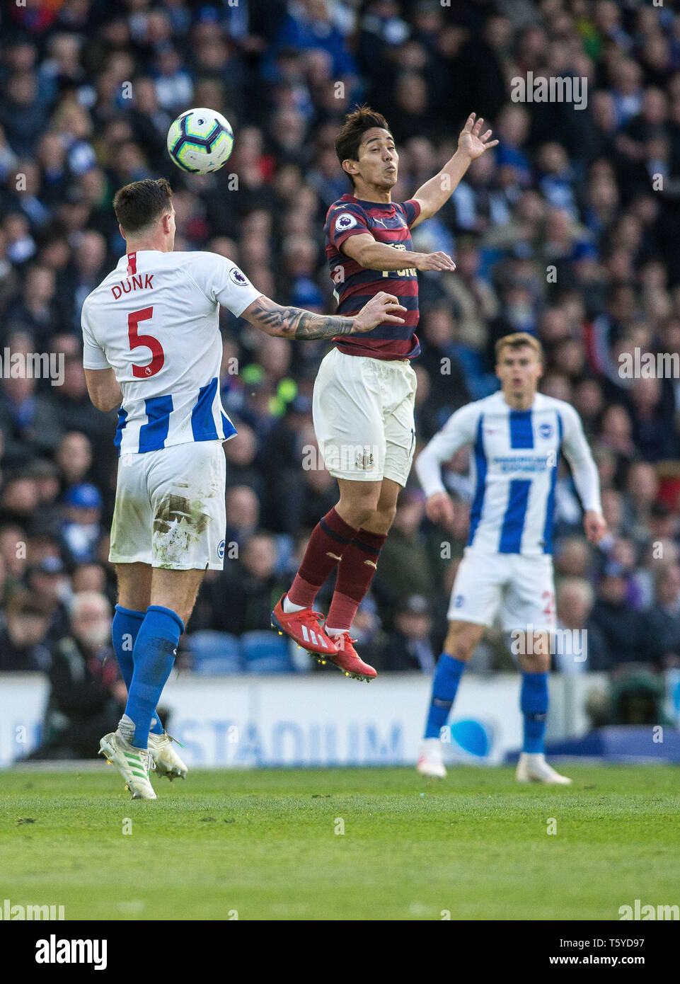 Brighton et Hove, Angleterre, Royaume-Uni 27 avril 2019. Lewis Dunk de Brighton et Hove Albion & Ki Sung-Yueng de Newcastle United lors du premier match de championnat entre Brighton et Hove Albion et Newcastle United à l'American Express Community Stadium, Brighton et Hove, Angleterre le 27 avril 2019. Photo par Steve Ball. Usage éditorial uniquement, licence requise pour un usage commercial. Aucune utilisation de pari, de jeux ou d'un seul club/ligue/dvd publications. Banque D'Images