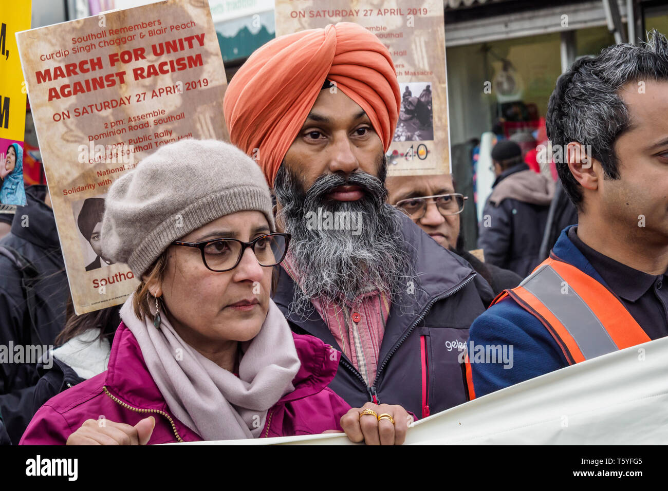 Londres, Royaume-Uni. 27 avril 2019. Les gens détiennent la principale bannière en mars à Southall se rappeler les meurtres il y des Chaggar Gurdip Singh et Blair Peach, appelant à l'unité contre le racisme. Chaggar, un étudiant de 18 ans, a été assassiné par des racistes en juin 1976 et de pêche a été tué par un policier lors de l'émeute de la police contre les manifestants et la communauté locale s'opposant à un Front National rassemblement le 23 avril 1979, il y a 40 ans. Peter Marshall/Al Crédit : Peter Marshall/Alamy Live News Banque D'Images