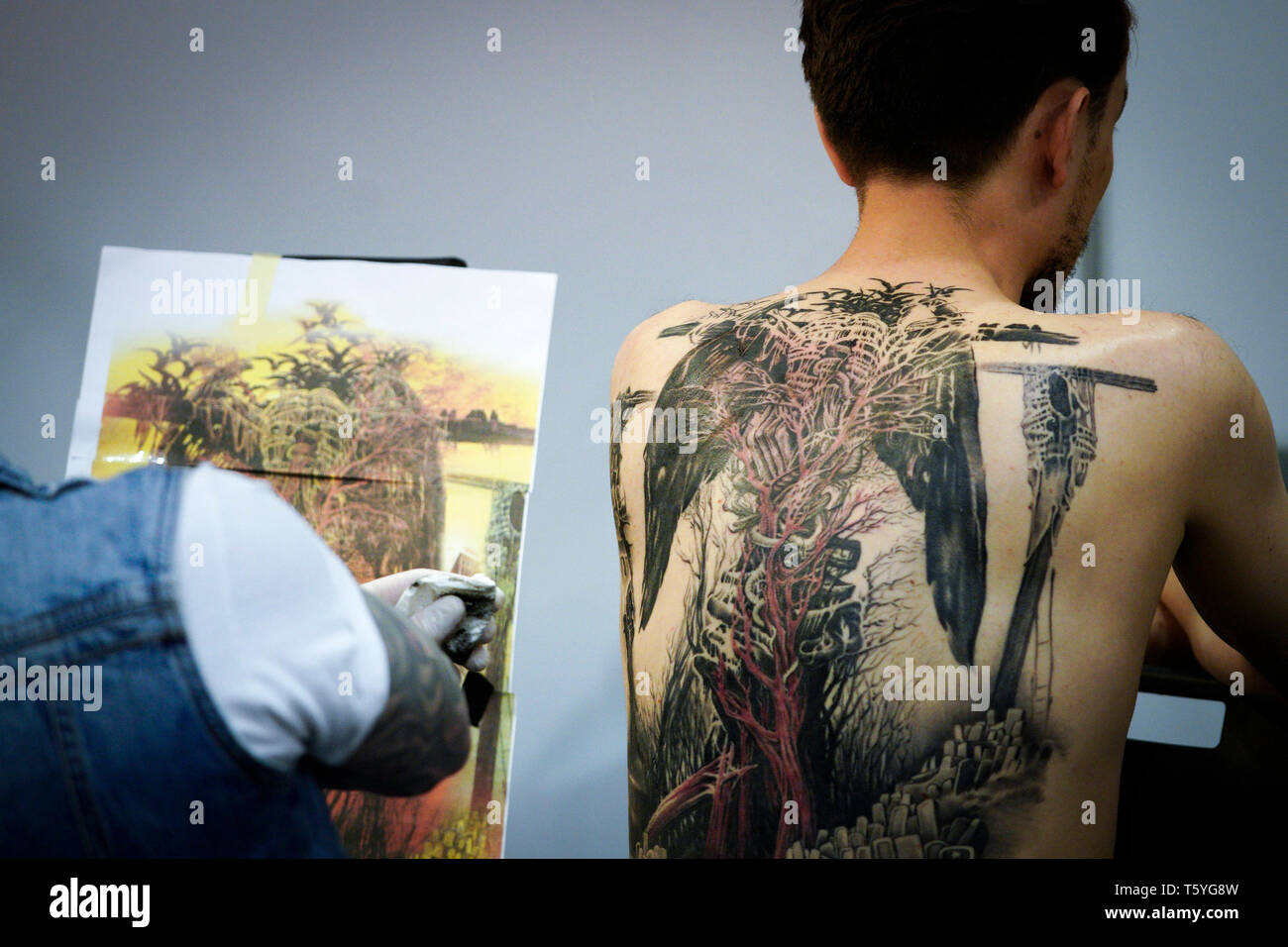 Varsovie. Apr 27, 2019. Un homme est considéré être fait tatouer au cours de la 4ème édition du Tattoo de Varsovie jours à Varsovie, en Pologne le 27 avril 2019. Credit : Jaap Arriens/Xinhua/Alamy Live News Banque D'Images