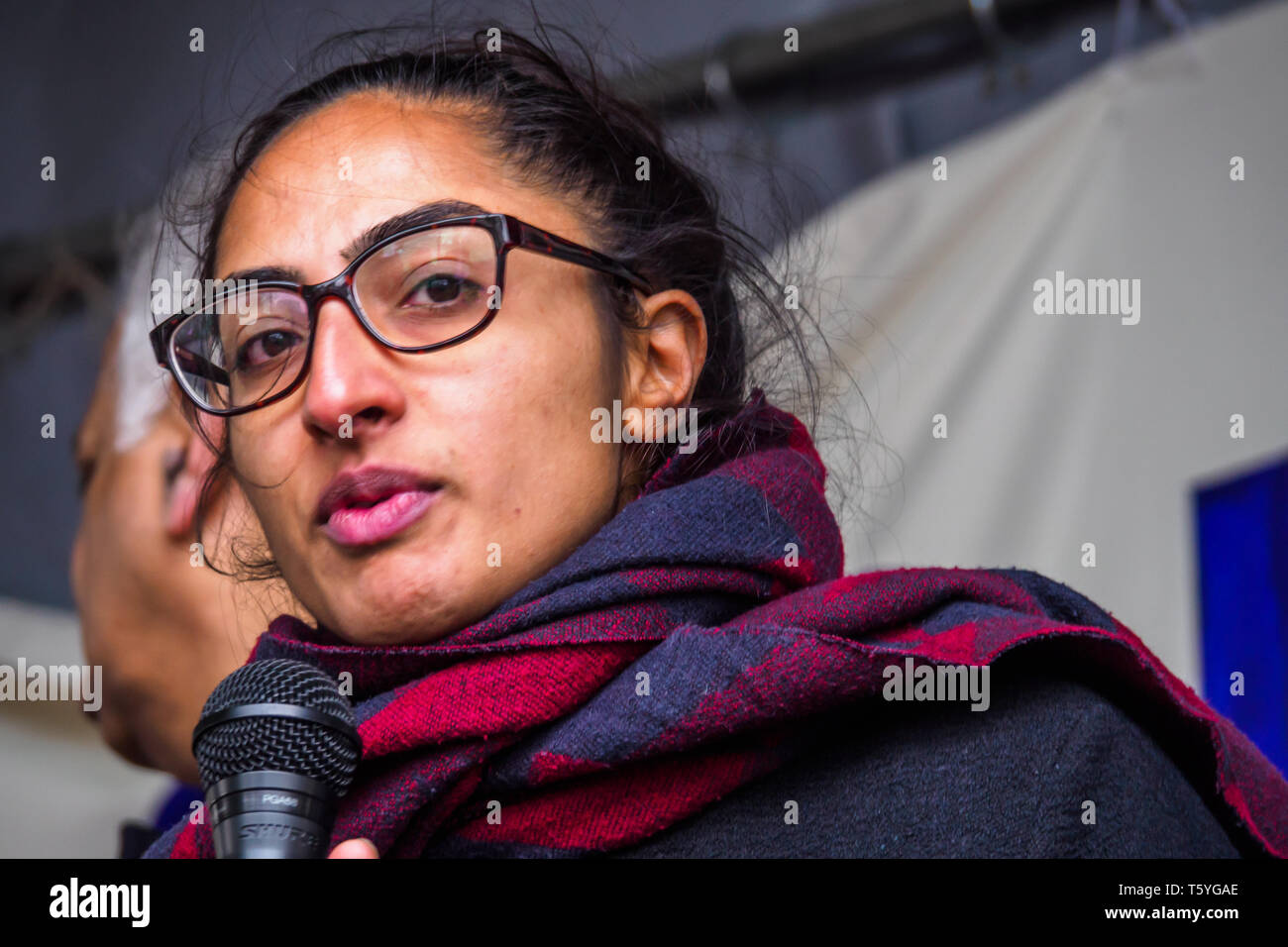 Londres, Royaume-Uni. 27 avril 2019. Le Conseiller de Southall Jaskiran Chohan parle au rassemblement après la marche en se rappelant les meurtres il Southall Gurdip Singh de Chaggar et Blair Peach, appelant à l'unité contre le racisme. Chaggar, un étudiant de 18 ans, a été assassiné par des racistes en juin 1976 et de pêche a été tué par un policier lors de l'émeute de la police contre les manifestants et la communauté locale s'opposant à un Front National rassemblement le 23 avril 1979, il y a 40 ans. Crédit : Peter Marshall/Alamy Live News Banque D'Images