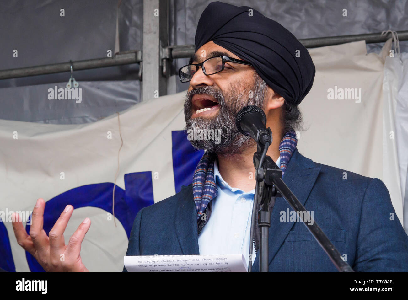 Londres, Royaume-Uni. 27 avril 2019. Inderjeet Singh parle Nijhar au rassemblement après la marche en se rappelant les meurtres il Southall Gurdip Singh de Chaggar et Blair Peach, appelant à l'unité contre le racisme. Chaggar, un étudiant de 18 ans, a été assassiné par des racistes en juin 1976 et de pêche a été tué par un policier lors de l'émeute de la police contre les manifestants et la communauté locale s'opposant à un Front National rassemblement le 23 avril 1979, il y a 40 ans. Crédit : Peter Marshall/Alamy Live News Banque D'Images