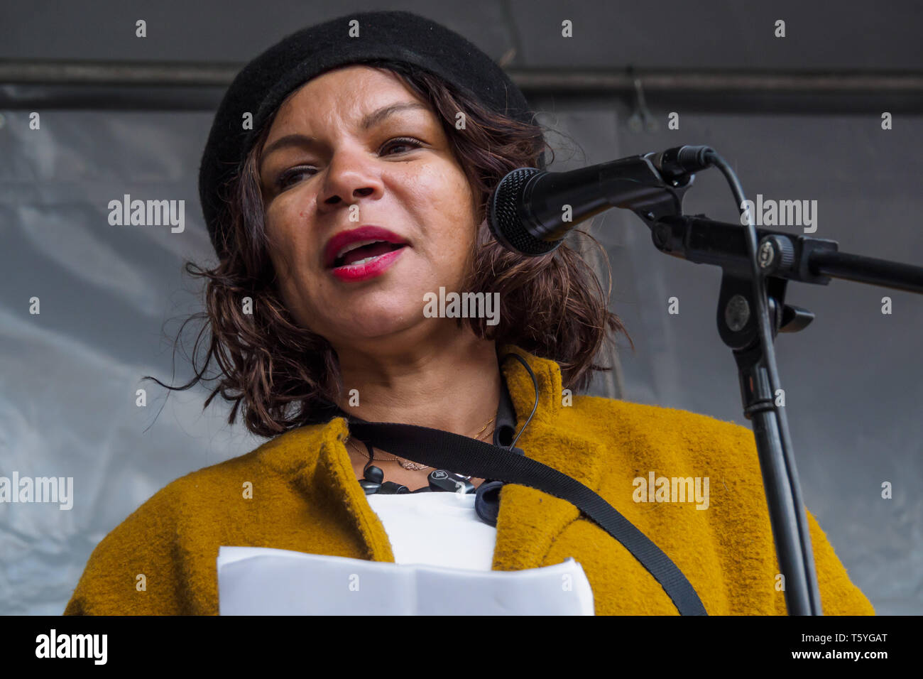 Londres, Royaume-Uni. 27 avril 2019. Dorothea Jones du Groupe de contrôle (Southall) parle au rassemblement après la marche en se rappelant les meurtres il Southall Gurdip Singh de Chaggar et Blair Peach, appelant à l'unité contre le racisme. Chaggar, un étudiant de 18 ans, a été assassiné par des racistes en juin 1976 et de pêche a été tué par un policier lors de l'émeute de la police contre les manifestants et la communauté locale s'opposant à un Front National rassemblement le 23 avril 1979, il y a 40 ans. Crédit : Peter Marshall/Alamy Live News Banque D'Images