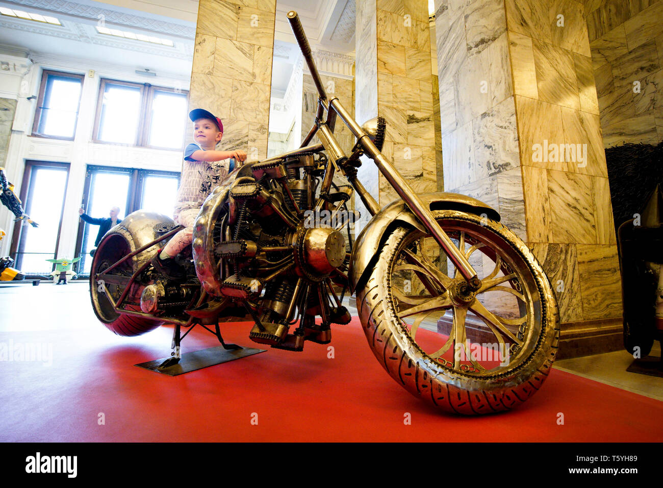 Varsovie, Pologne. Apr 27, 2019. Une moto faite de ferraille est vu à la galerie de personnages d'acier dans le Palais de la Culture et de la science à Varsovie, Pologne, le 27 avril 2019. La Galerie des figures de l'acier présente des sculptures inspirées de personnages célèbres et de dessins faits de métaux recyclés des éléments d'un des plus connus de ferrailles. Credit : Jaap Arriens/Xinhua/Alamy Live News Banque D'Images