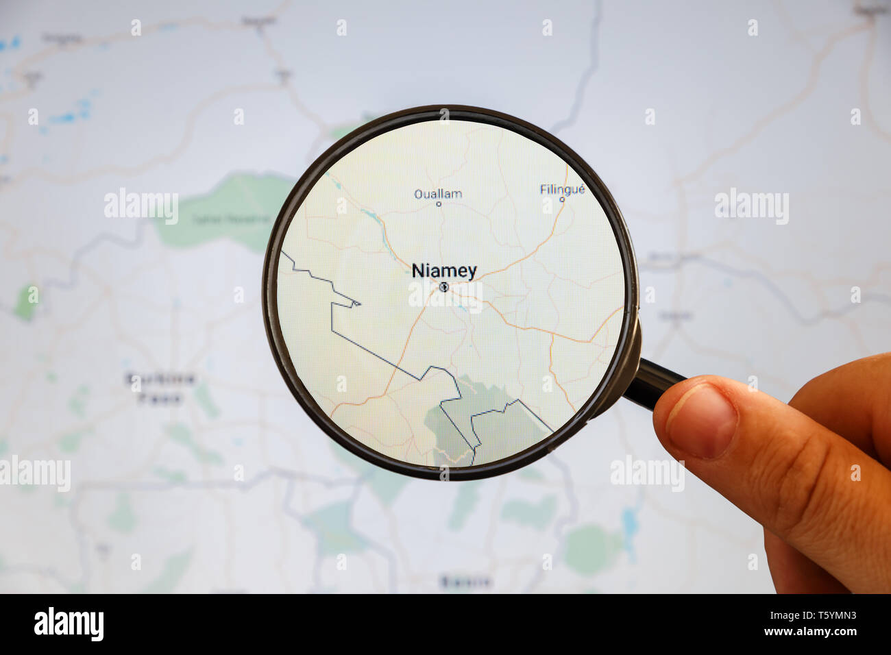 Niamey, Niger. Une carte politique. Concept d'illustration de visualisation de la ville sur l'écran grâce à une loupe dans la main. Banque D'Images