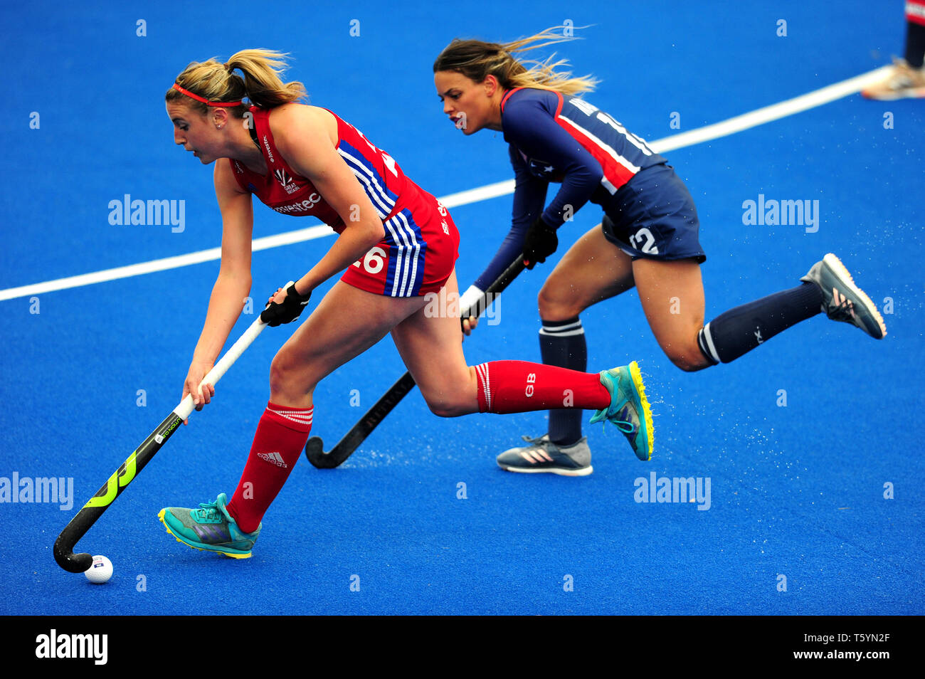 Great Britain's Lily Owsley (à gauche) et America's Amanda Magadan bataille pour la balle durant le match de la Ligue Pro de la FIH à Lee Valley Hockey and Tennis Centre, Londres. Banque D'Images