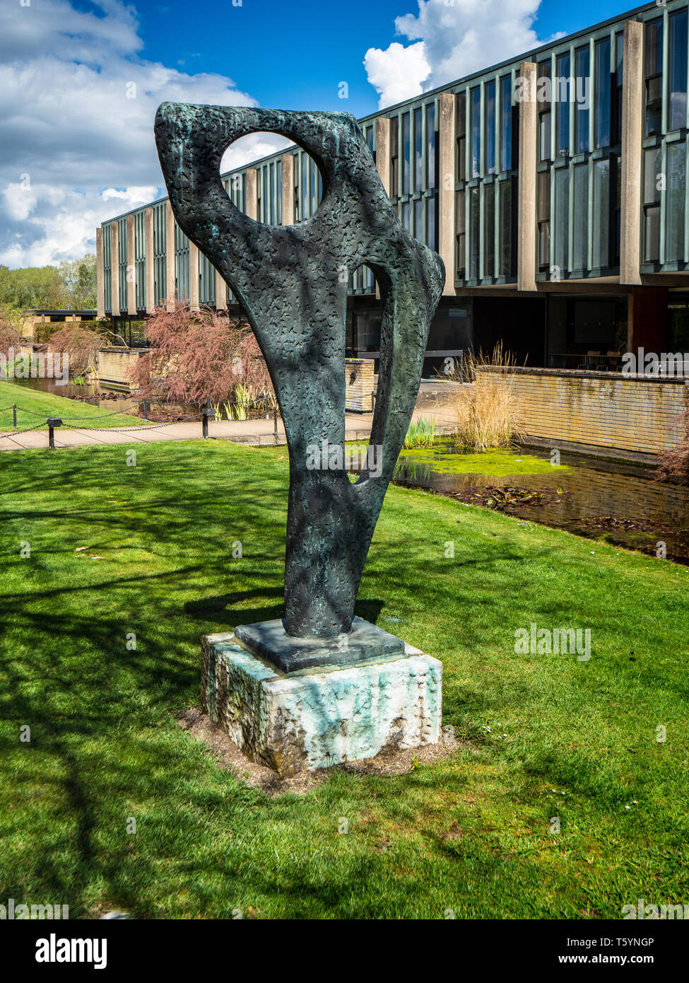 Barbara Hepworth archéen Sculpture au St Catherine's College, Université d'Oxford - archéen (Figure), Bronze, créé 1959 Banque D'Images