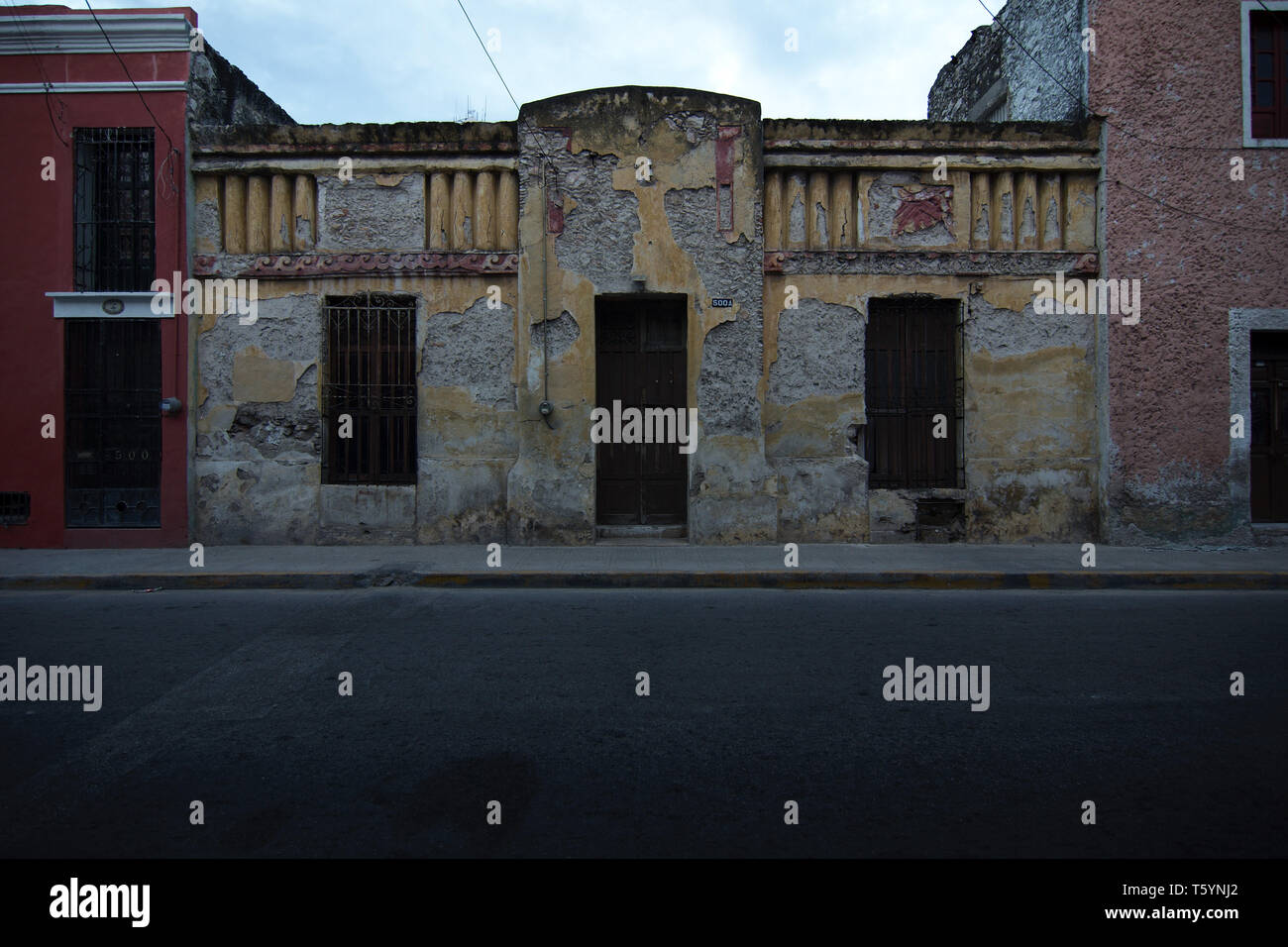 Merida, Yucatan, Mexique - 2019 : une maison traditionnelle à proximité du centre-ville, montrant le style typique de cette ville. Banque D'Images