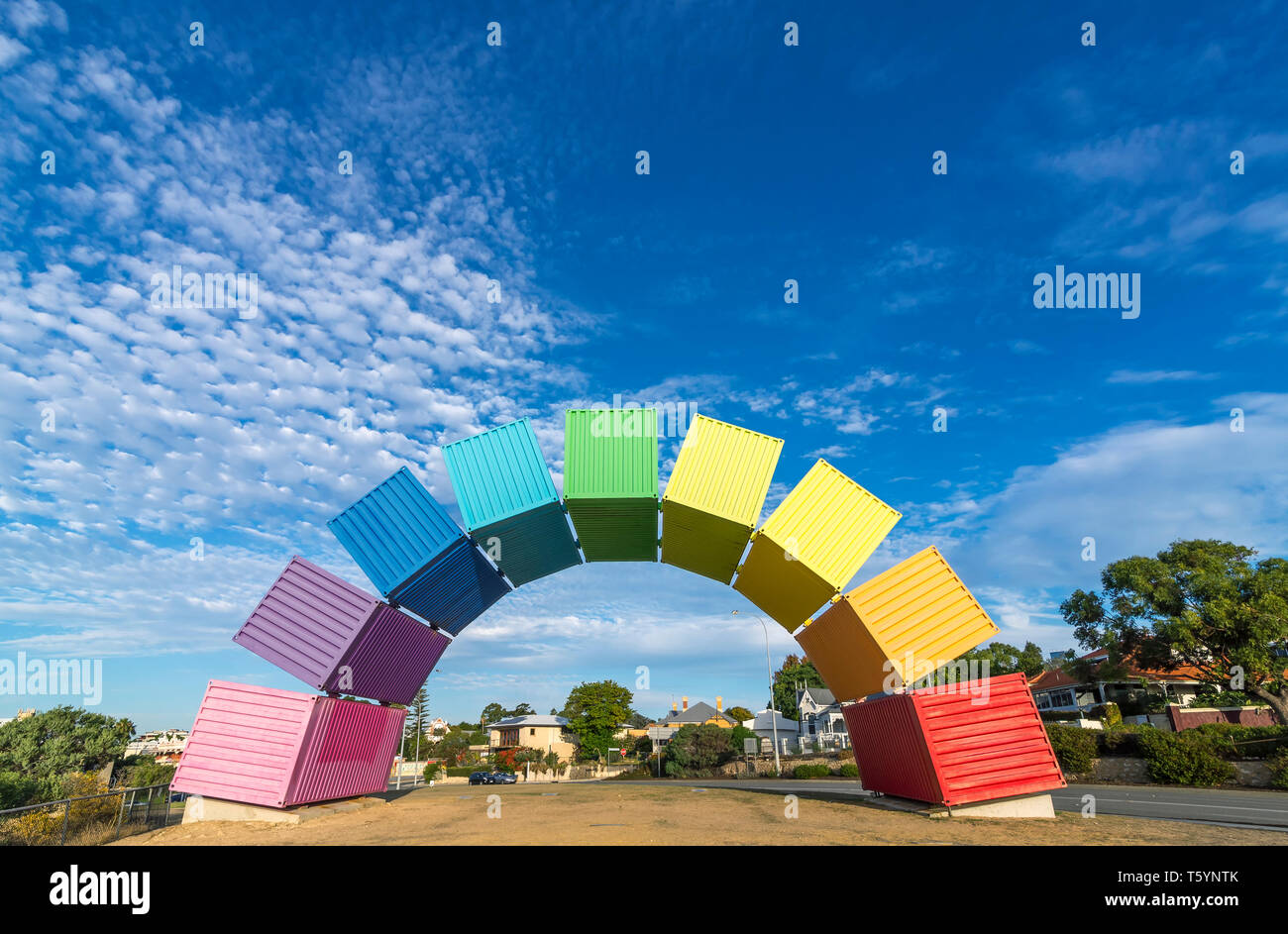 Un arc-en-ciel de conteneurs maritimes contre un beau ciel bleu à Fremantle, Australie occidentale Banque D'Images