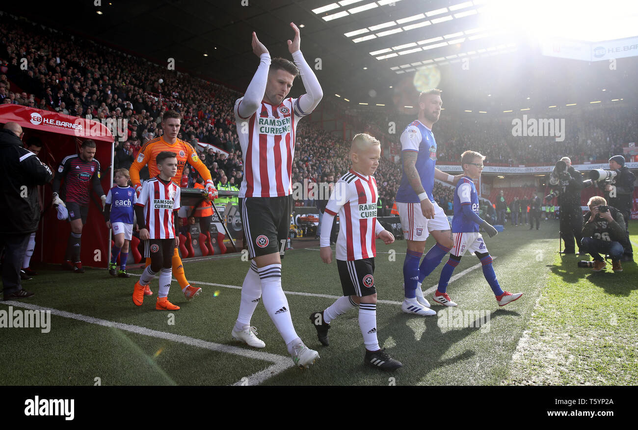 Sheffield United's Oliver Norwood dirige l'équipe sur le terrain au cours de la Sky Bet match de championnat Lane, Sheffield. Banque D'Images