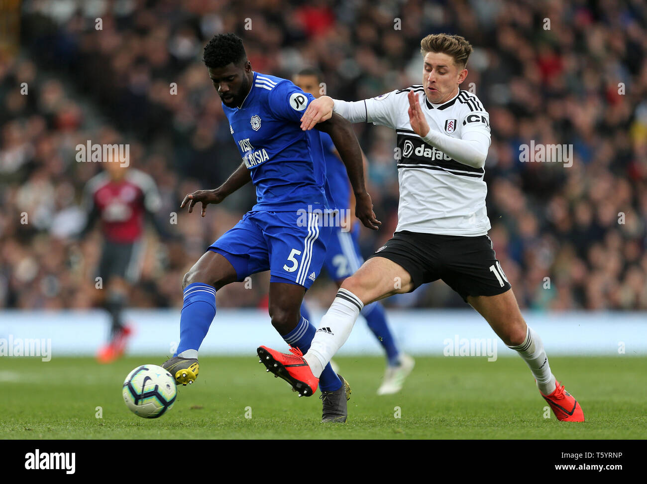 La ville de Cardiff Bruno Ecuele Manga (à gauche) et Fulham's Tom Cairney bataille pour la balle au cours de la Premier League match à Craven Cottage, à Londres. Banque D'Images