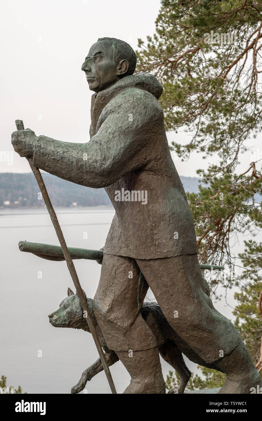 La sculpture de Roald Amundsen au fjord d'Oslo, près de sa maison natale Banque D'Images