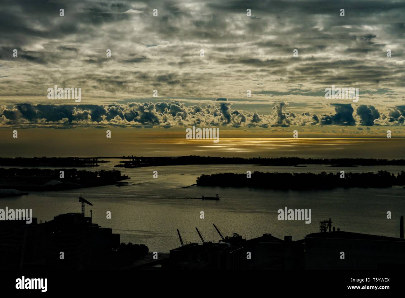 Ciel dramatique au-dessus des îles de Toronto et le lac Ontario Banque D'Images