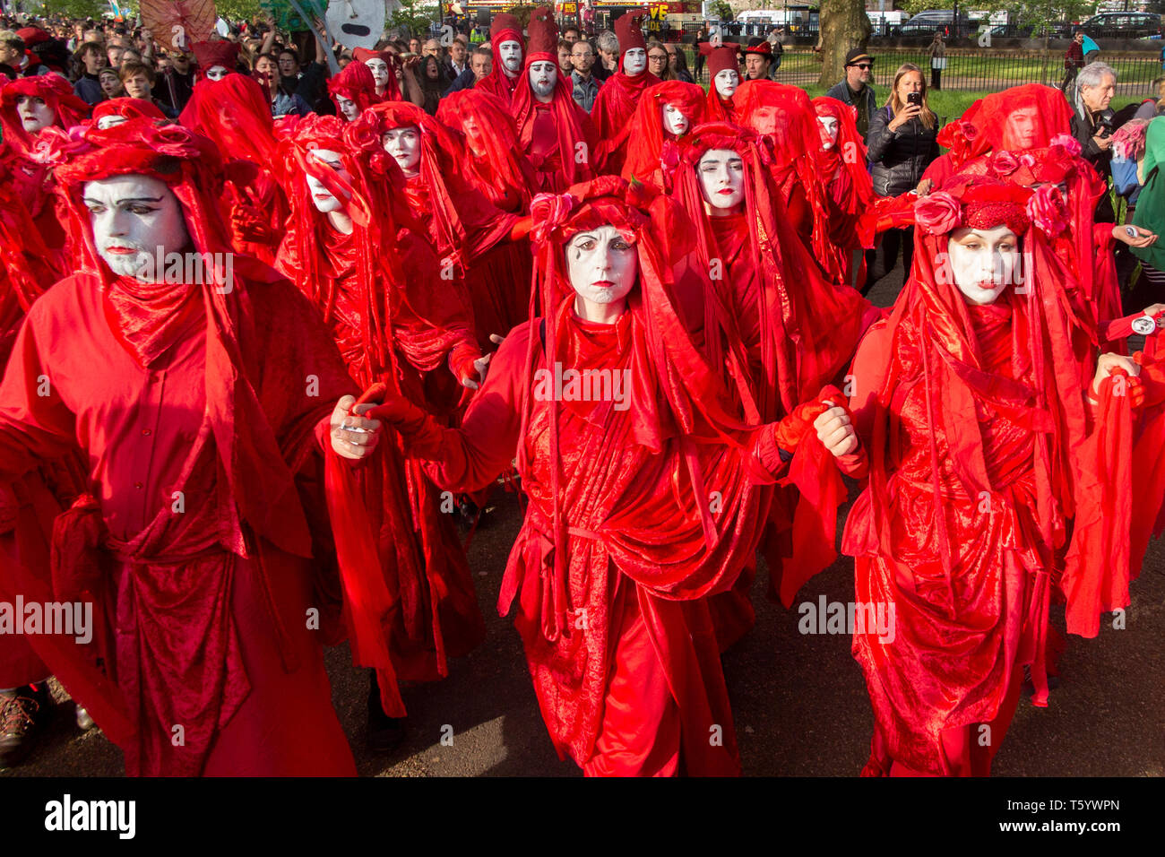 Les militants écologistes de la brigade rouge se sont vêtus de larmes de sang représentant les larmes de la Terre - cérémonie de clôture de la manifestation de la rébellion d'extinction Banque D'Images