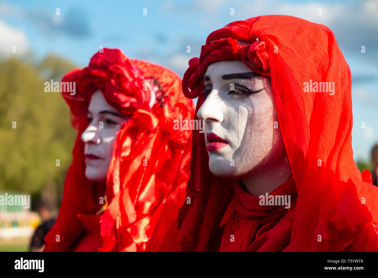 Des militants environnementaux habillés comme des larmes de sang géant représentant les larmes de la Terre à la cérémonie de clôture des manifestations de rébellion d'Extinction Banque D'Images