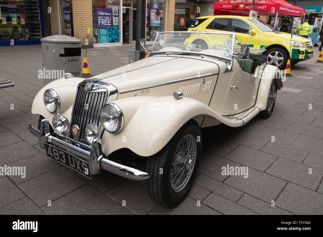 MG TF-1500 blanc vintage car (1955) sur l'affichage dans un Classic Motor Vehicle Show UK Banque D'Images
