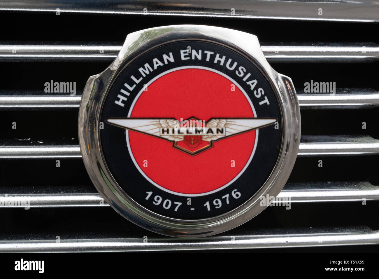 Emblème Hillman pour les passionnés sur une voiture lors d'un salon automobile classique au Royaume-Uni.Remarque : vous achetez une photo du badge de voiture. Banque D'Images