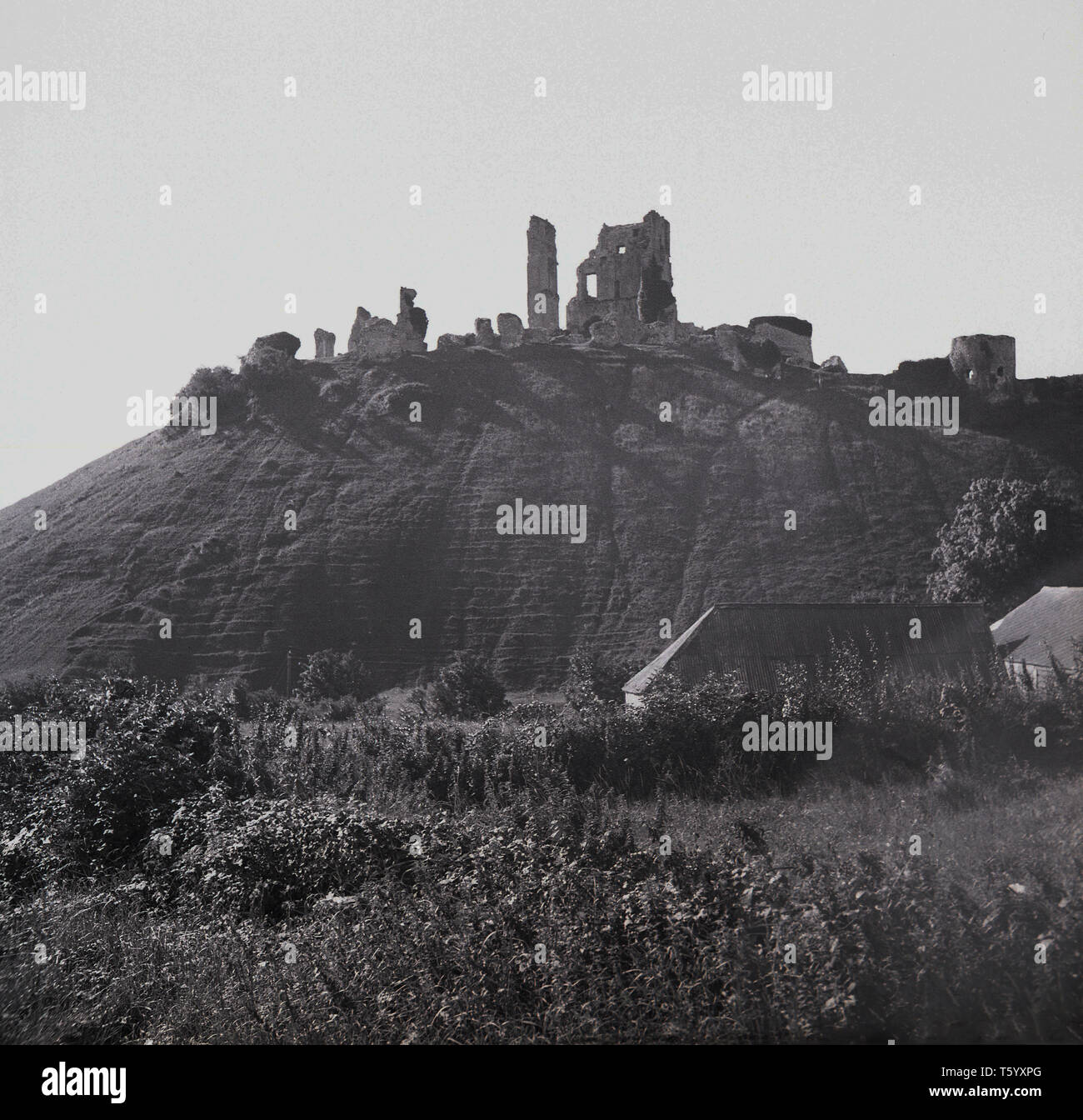 1940, historique, vue sur les ruines du château de Corfe, England, UK. La fortification, construite par Guillaume le Conquérant, remonte au 11ème siècle et les commandes une lacune dans les collines de Purbeck. Banque D'Images