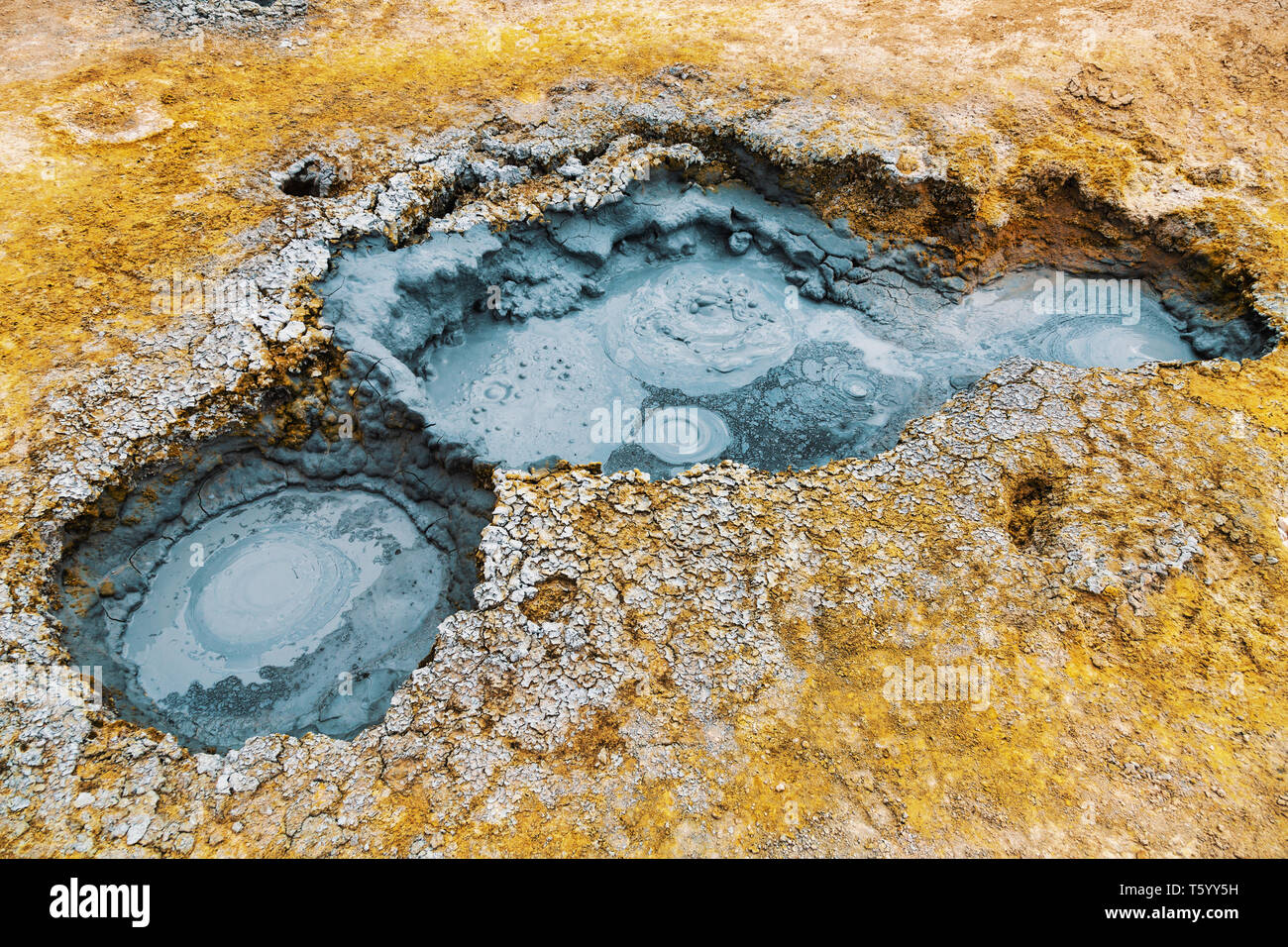 Volcan de boue ou de boue Dome au sol de Mañana (soleil du matin) les geysers à Uyuni, Bolivie Banque D'Images