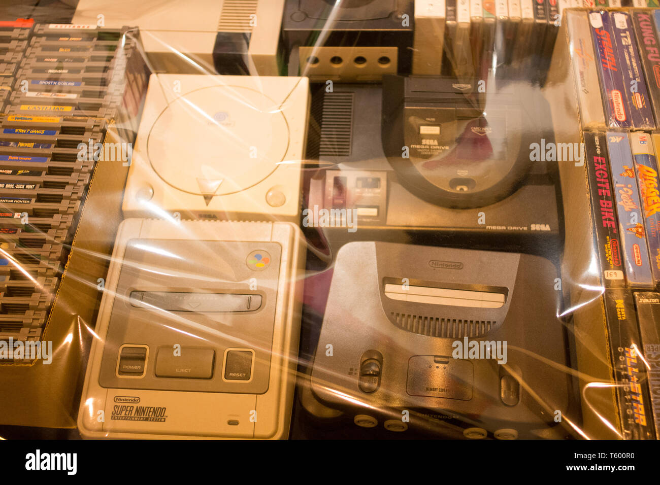 Madrid, Espagne. Apr 27, 2019. Sega Dreamcast, Mega Drive 32X, Super Nintendo et Nintendo 64. Credit : Jorge Gonzalez/Pacific Press/Alamy Live News Banque D'Images