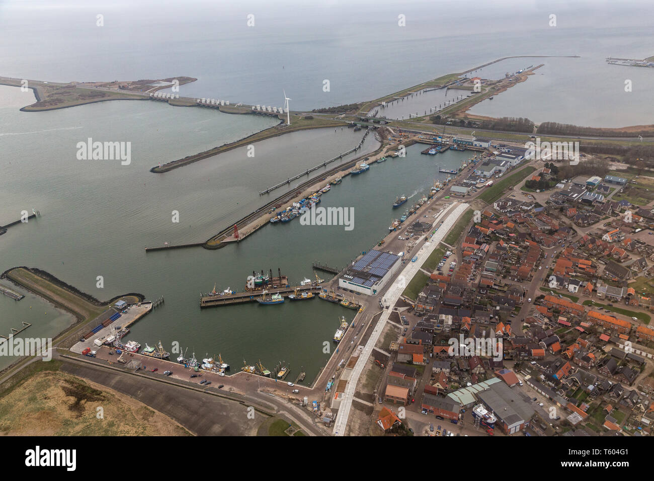 Vue aérienne du port néerlandais Den Oever avec afsluitdijk avec écluses Banque D'Images