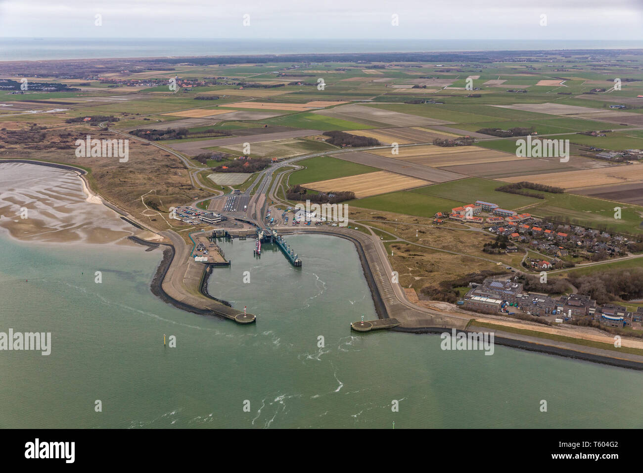 Vue aérienne de la gare maritime de l'île de Texel hollandais à Horntje Banque D'Images