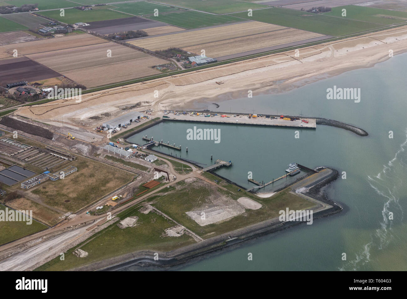 Vue aérienne du port de service à l'île néerlandaise Texel Banque D'Images