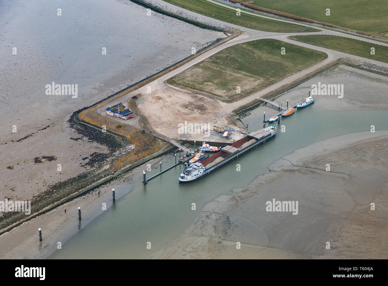 Vue aérienne du port de service à l'île néerlandaise d'Ameland Banque D'Images