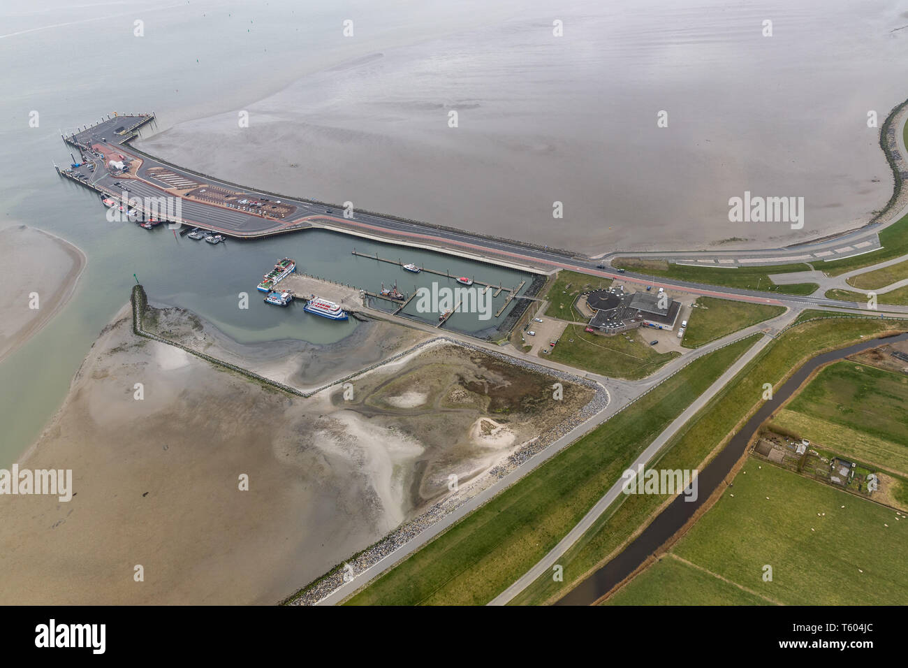 Vue aérienne, au terminal de ferry de l'île néerlandaise d'Ameland Banque D'Images