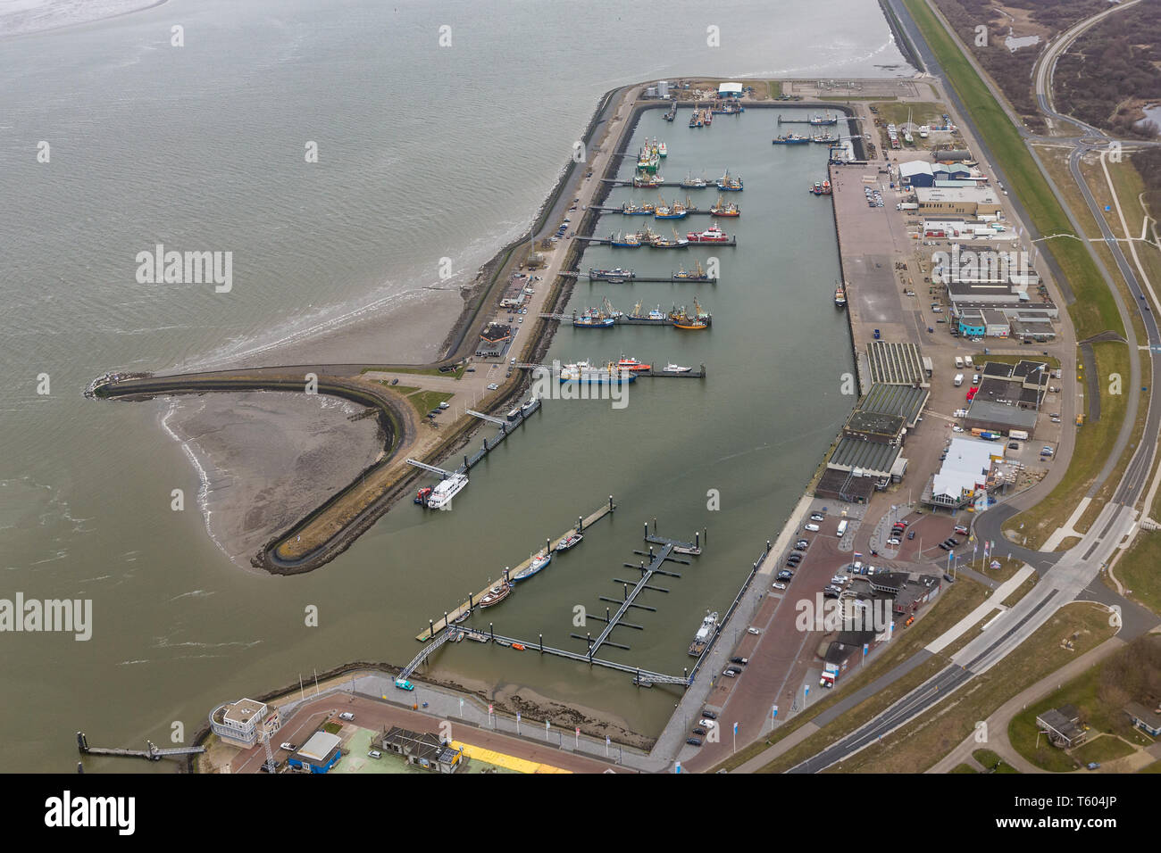 Vue aérienne Harbour à Lauwersoog côte néerlandaise de la mer des Wadden Banque D'Images