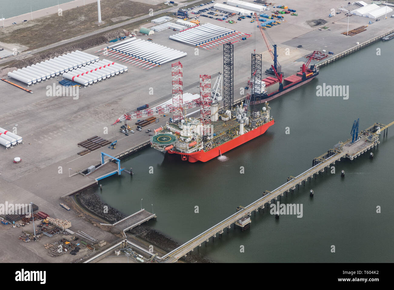 Dutch Harbor Eemshaven avec plate-forme de la grue pour l'installation d'éoliennes offshore Banque D'Images