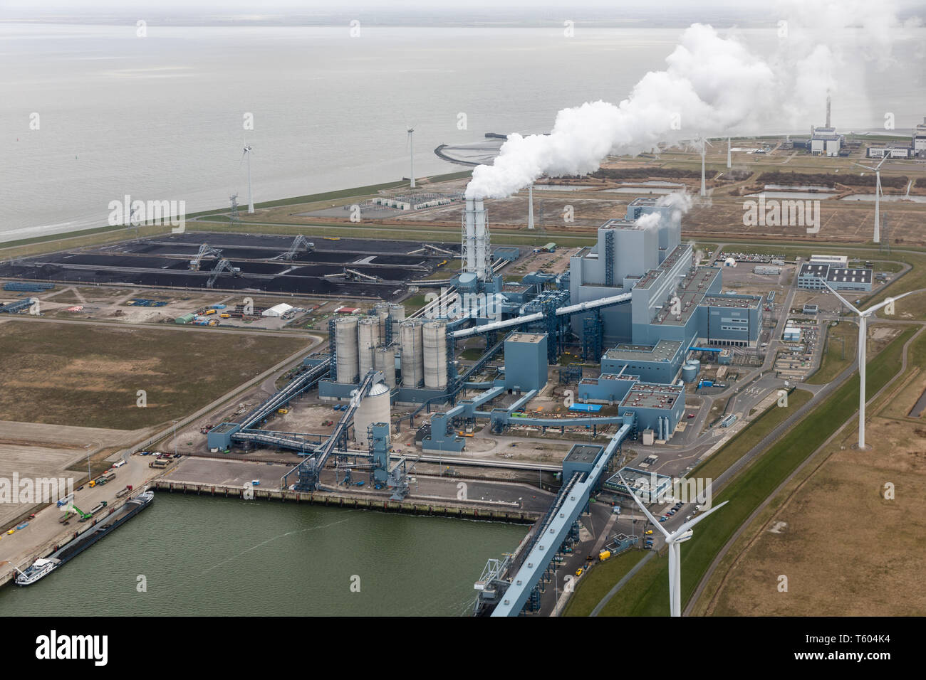 Vue aérienne Dutch Eemshaven avec usine d'électricité Charbon powered Banque D'Images