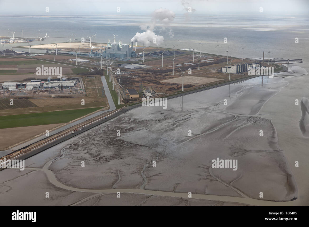 Vue aérienne Dutch Eemshaven avec usine d'électricité Charbon powered Banque D'Images