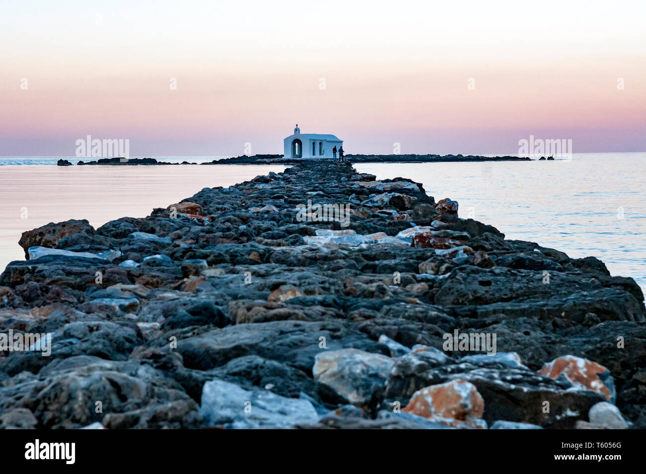 Rocky pier mène à une petite église à l'île de Crète Banque D'Images