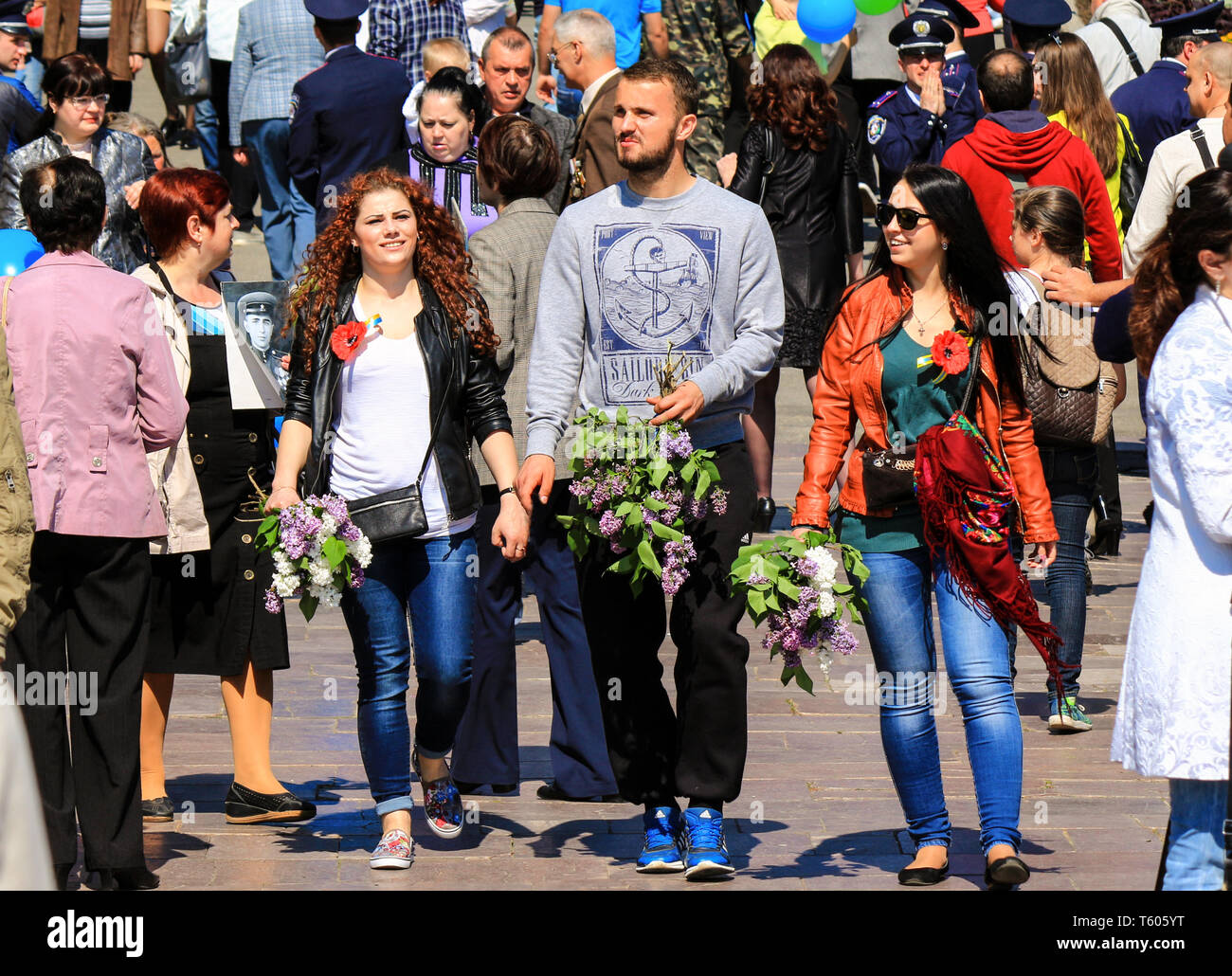 Dnepr ville, Stockholm, Suède, 9 05 2018. Les jeunes, un garçon et les filles vont déposer des fleurs au Monument de la gloire au jour de la Victoire, le 9 mai Banque D'Images