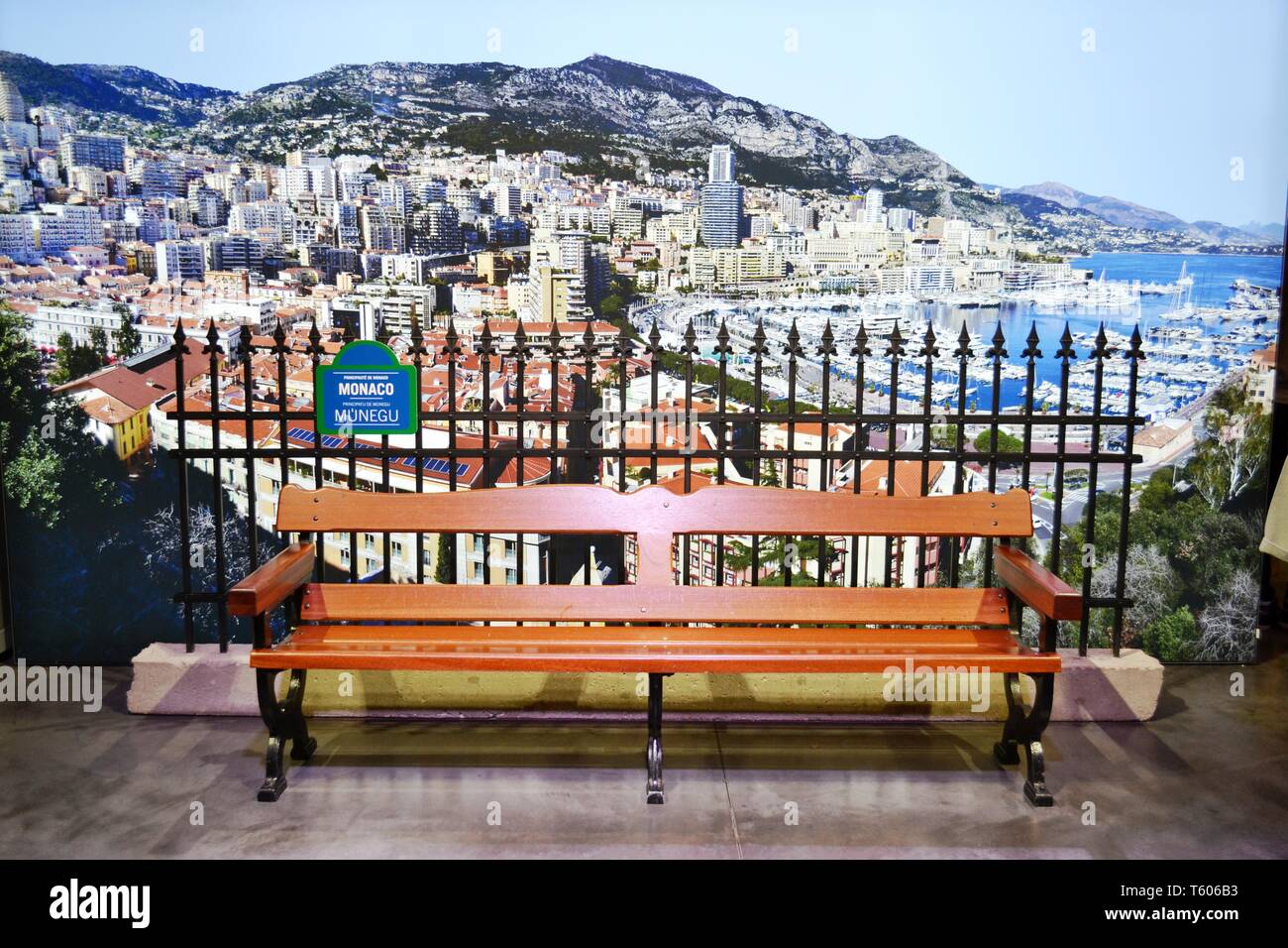 Milan/Italie - 5 octobre 2015 - vue rapprochée d'un banc en bois brun et une grande ville photo panoramique au Monaco pavilion de l'EXPO Milano 2015. Banque D'Images