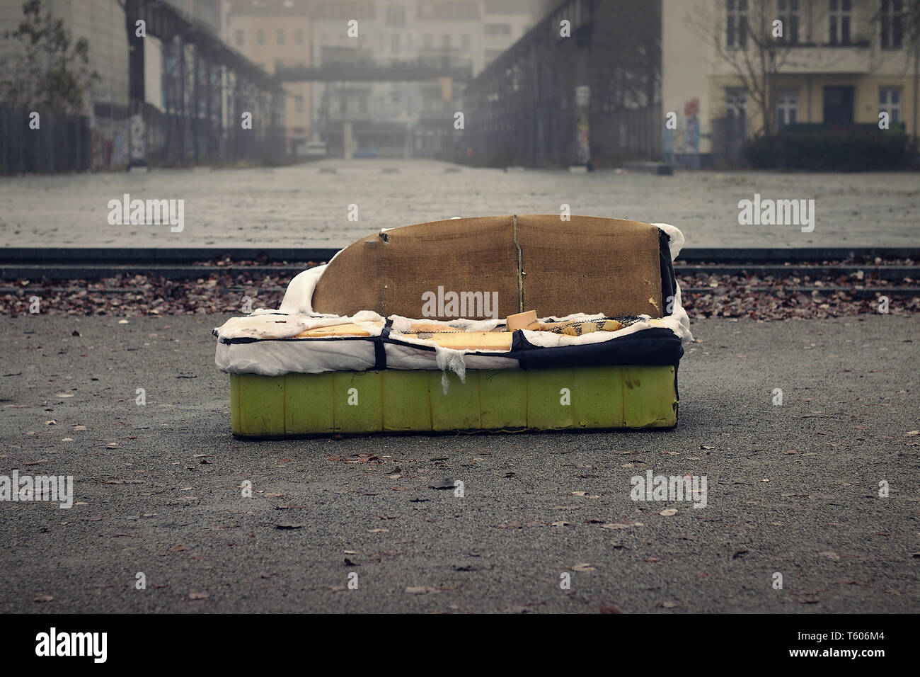 Vieux canapé dans une ville sale Banque D'Images