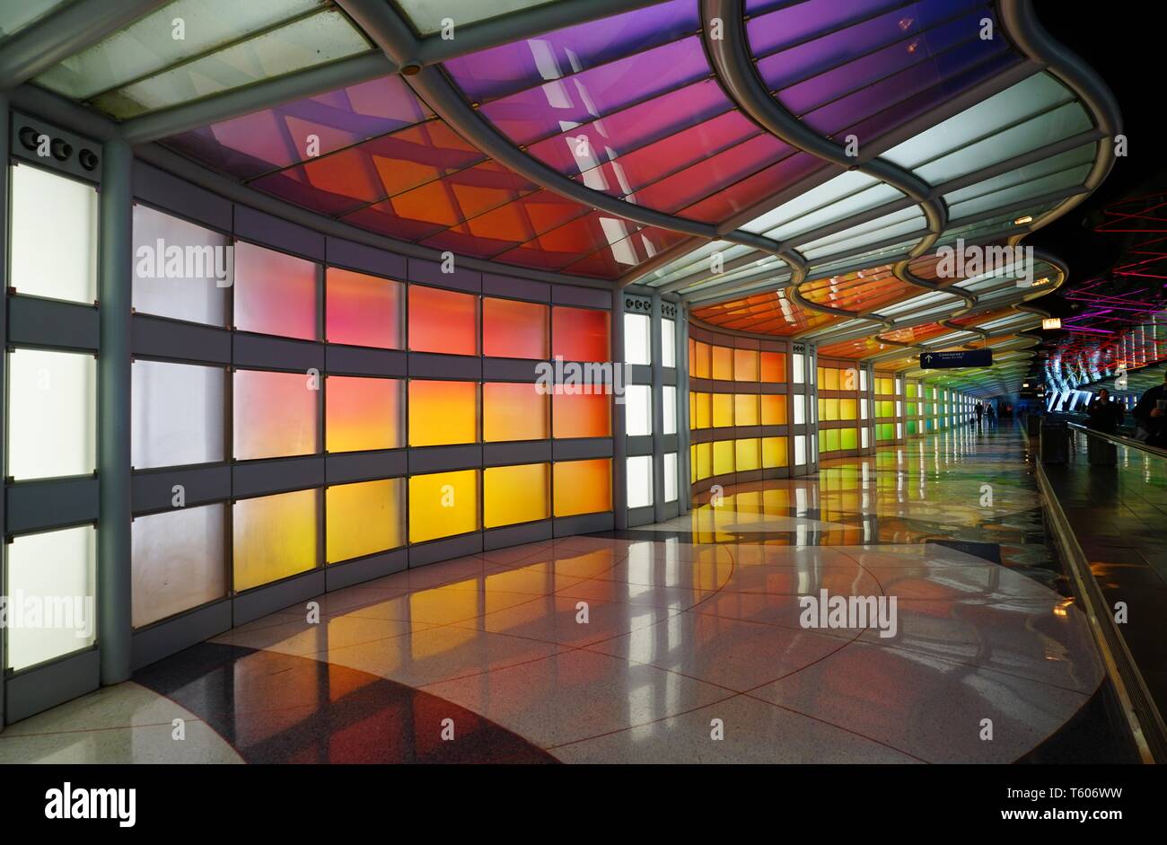 CHICAGO, IL - 25 avr 2019- Vue sur le tunnel de couleur néon électrique Le ciel est la limite à l'aéroport international O'Hare de Chicago (ORD) reliant le B Banque D'Images