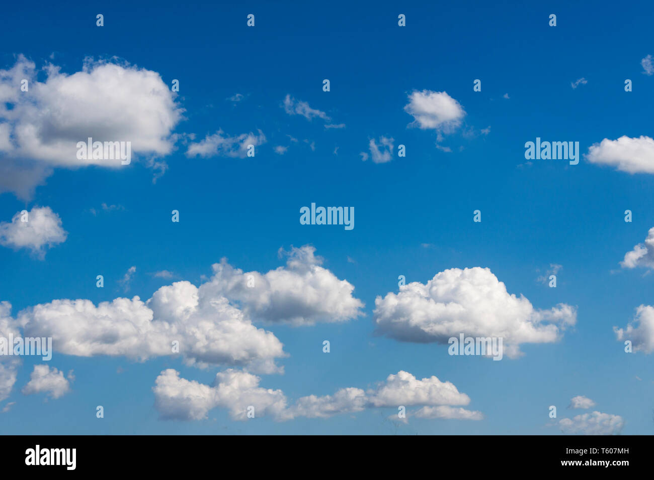 Ciel bleu avec des nuages blancs dans une journée ensoleillée Banque D'Images
